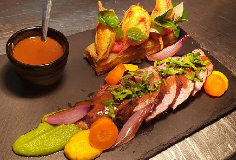 Le Restaurant 1643 est situé au Carbet , petit village au bord de mer. 