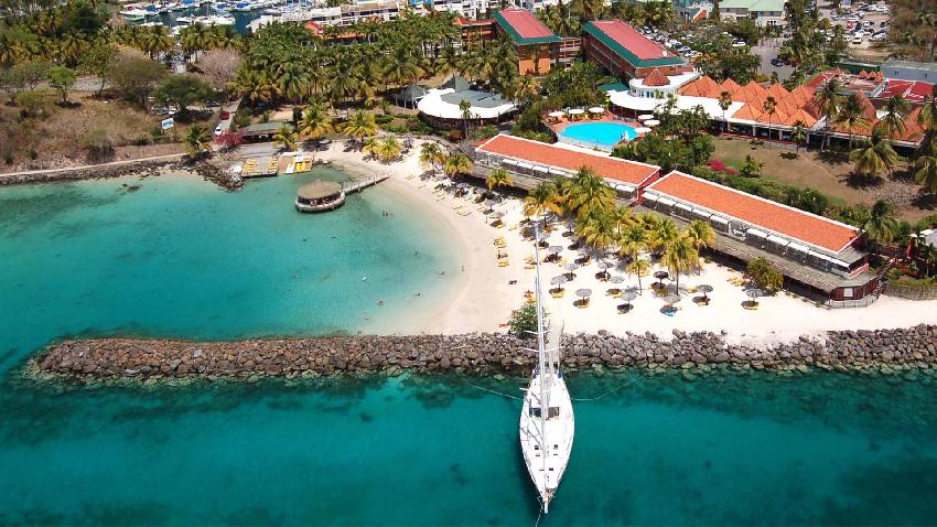 Le jardin tropical s’ouvre sur la plage naturelle de sable blanc d’où l’on peut jouir d’une vue pano