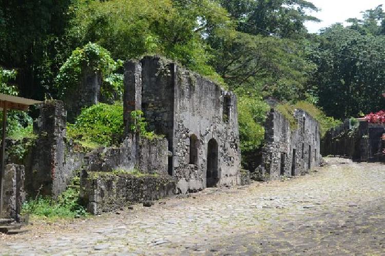 les bâtiments, le cacao, son restaurant et sa boutique. Tout sur l'Habitation Céron