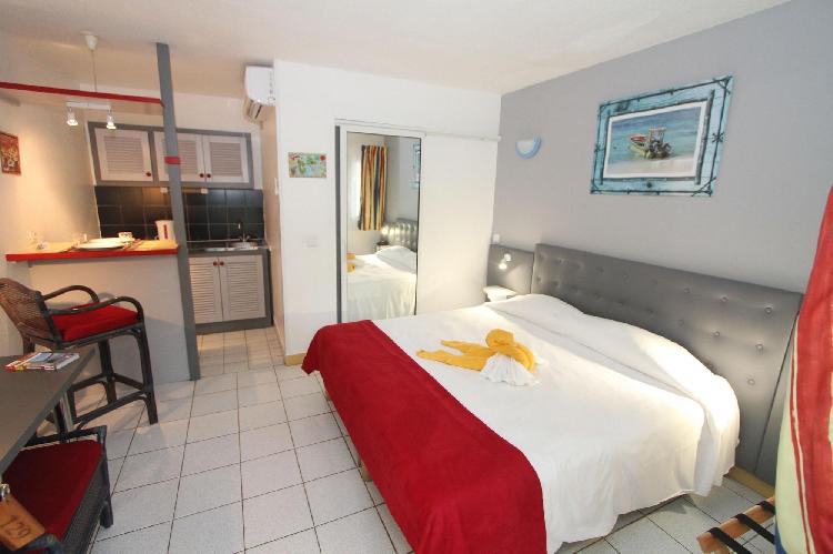 L’hôtel La Maison Créole est un charmant hôtel résidence classé trois étoiles situé au Gosier