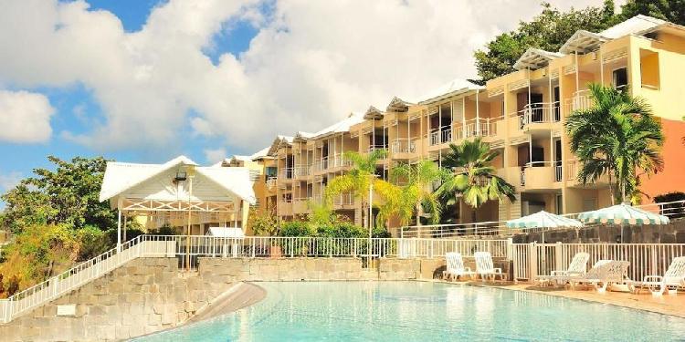 La résidence est située sur la presqu’île de la Caravelle,